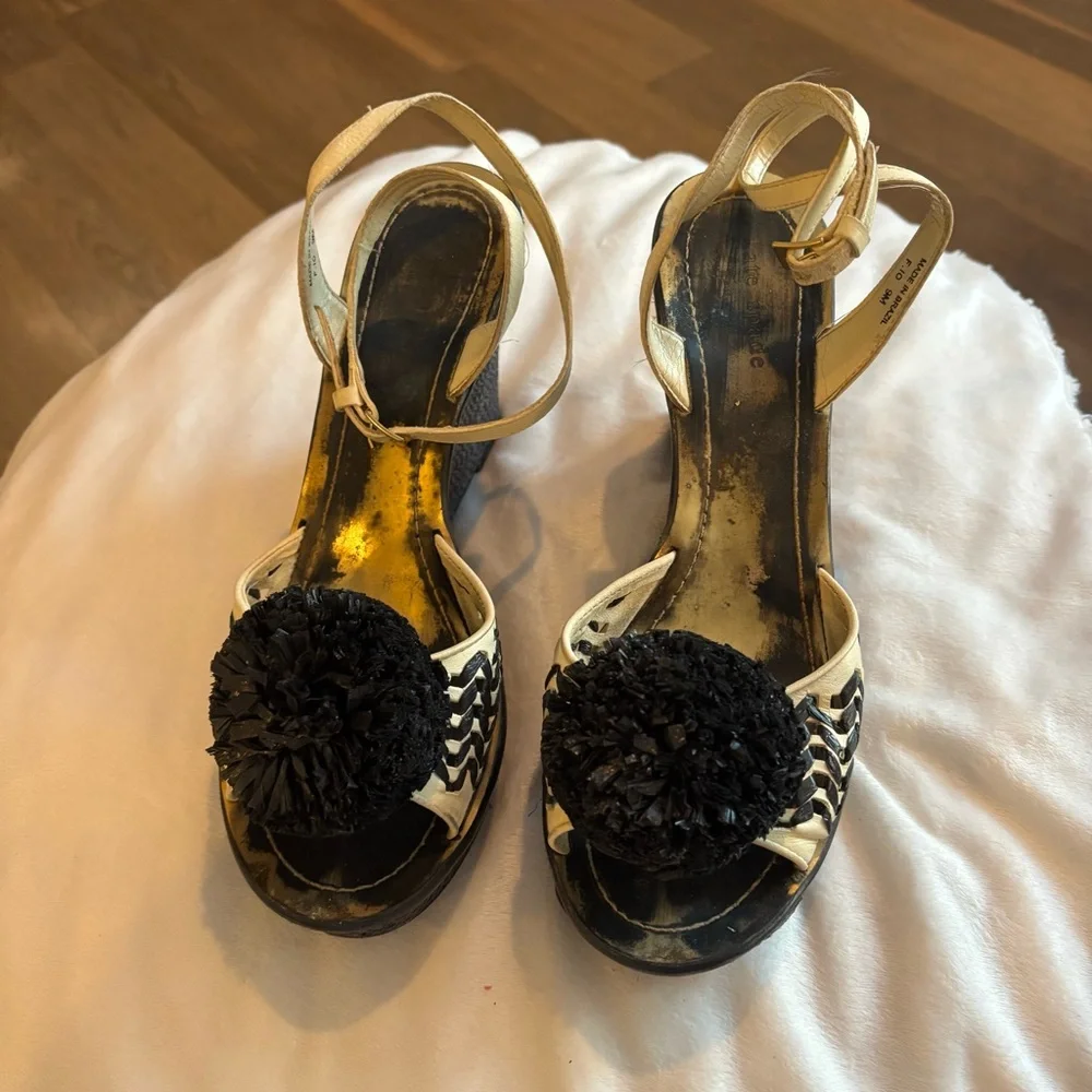 ❗️FINAL❗️Kate Spade Cream and Black Pom Pom Ankle Strap Wedges 9 - Picture 3 of 10